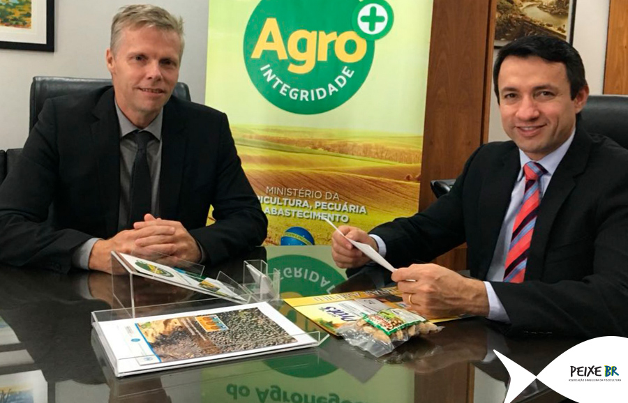 Peixe Br entrega ofício de agradecimento ao secretário-executivo do MAPA